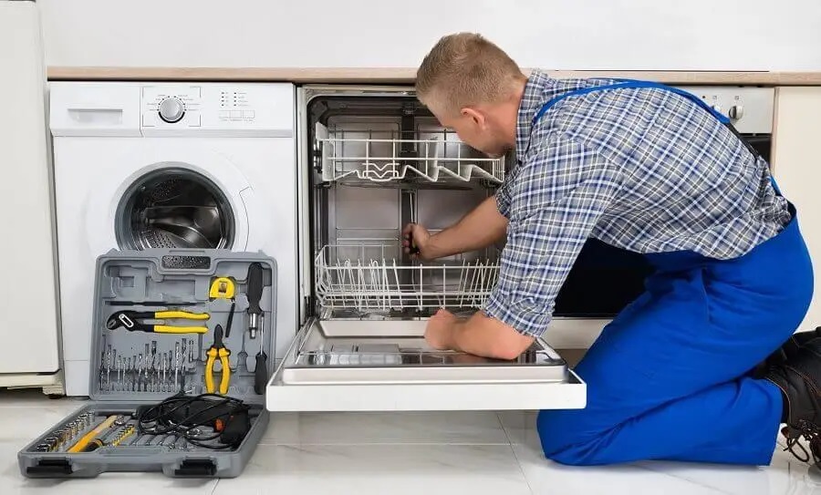 Buca Bosch servisi teknisyen ekibi beyaz eşya tamiri yaparken